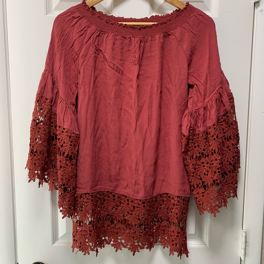 ❤B04-Colleen Lopez Top size small crochet lace trim